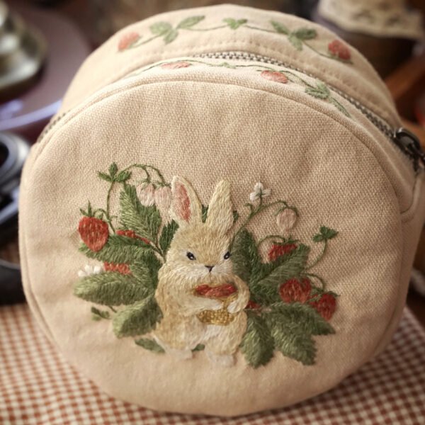 【限量作品】手工刺繡 \ 收納包 \ 抱著一籃草莓的兔子 - Image 5