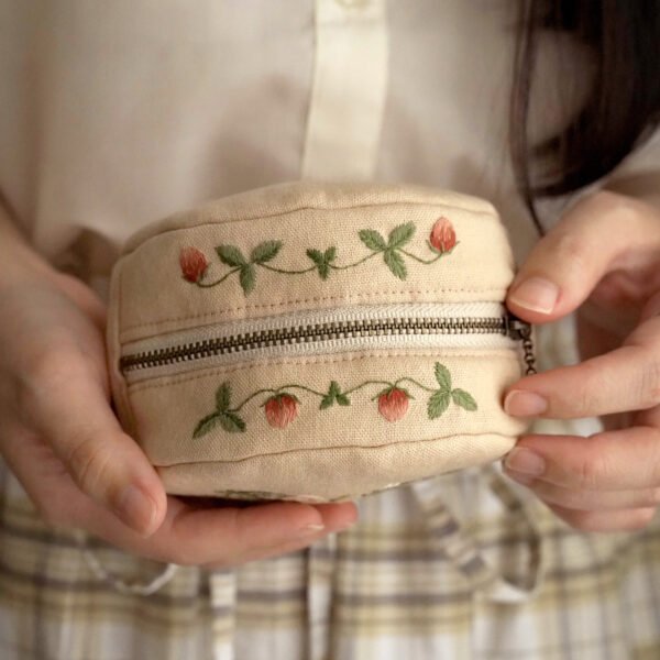 【限量作品】手工刺繡 \ 收納包 \ 抱著一籃草莓的兔子 - Image 2