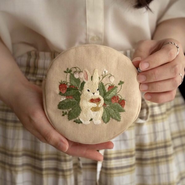 【限量作品】手工刺繡 \ 收納包 \ 抱著一籃草莓的兔子